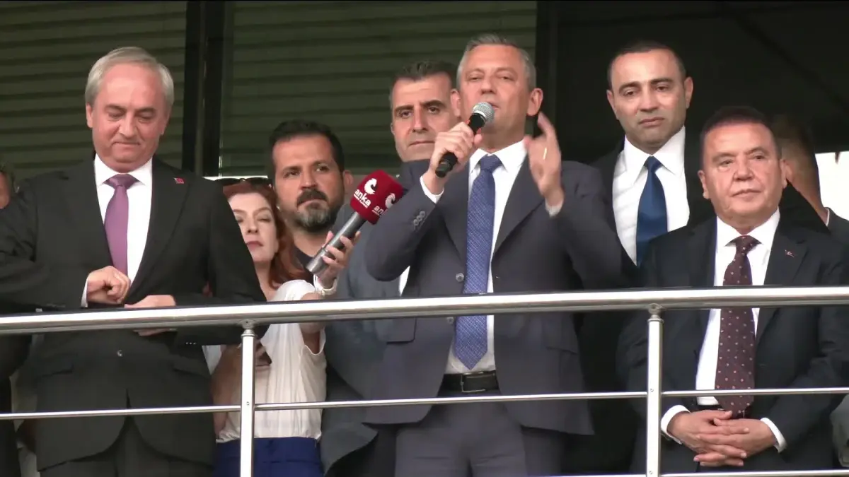 CHP Genel Başkanı Özgür Özel, Kepez Belediyesi’ni Ziyaret Etti