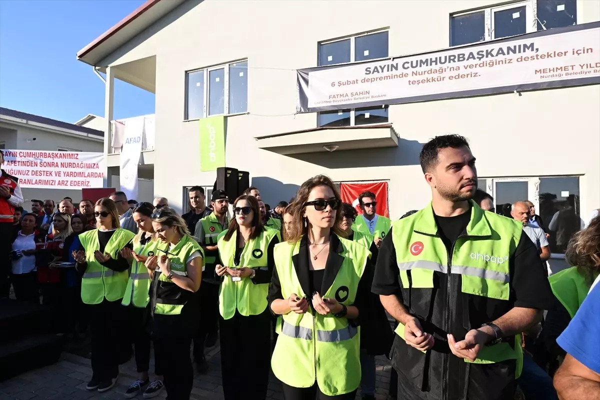 Gaziantep, Kahramanmaraş ve Kilis’te deprem konutları kurayla hak sahiplerine teslim edildi