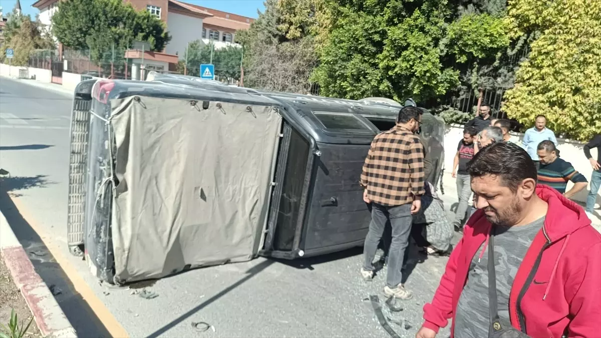 Tarsus’ta Trafik Kazası: 2 Yaralı