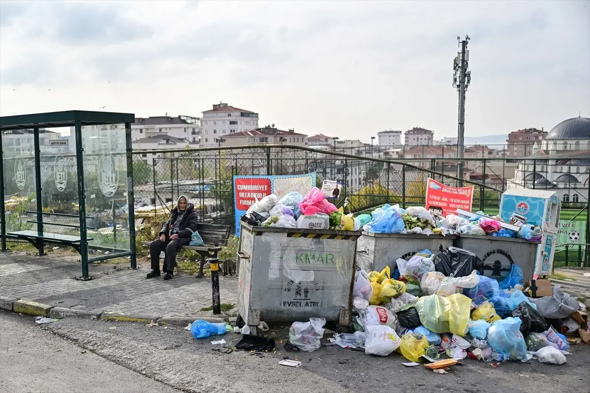 Maltepe’de işçiler grev kararı aldı, sokaklarda çöp yığınları oluştu